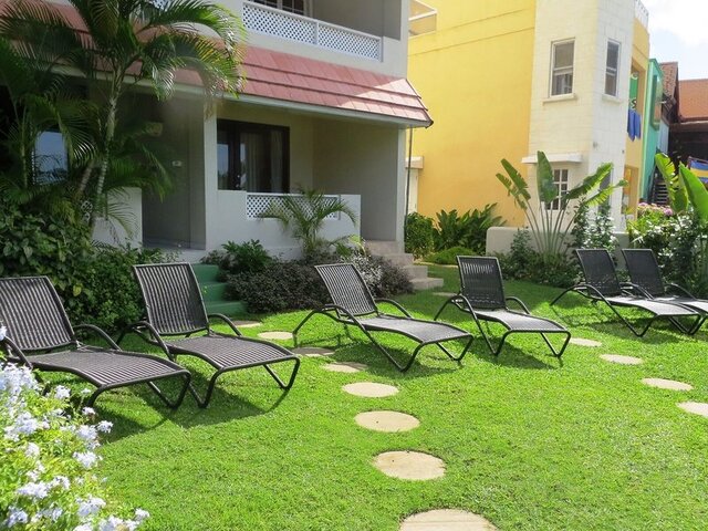 Yellow Bird Hotel ★★★