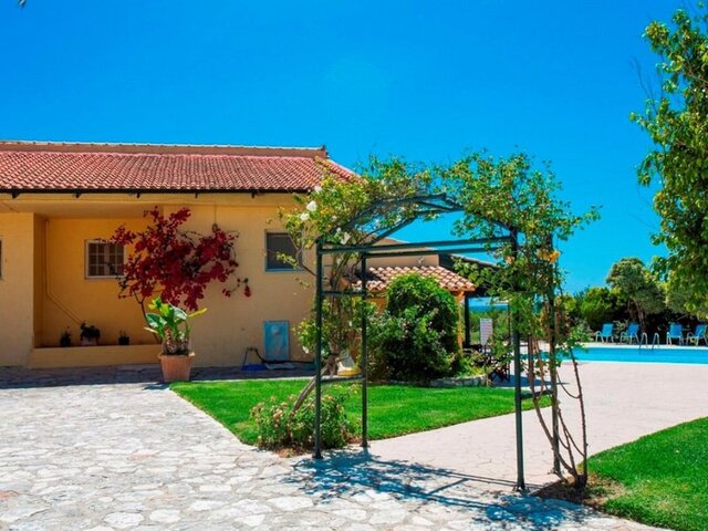 Sandy Beach Apartments ★★★★