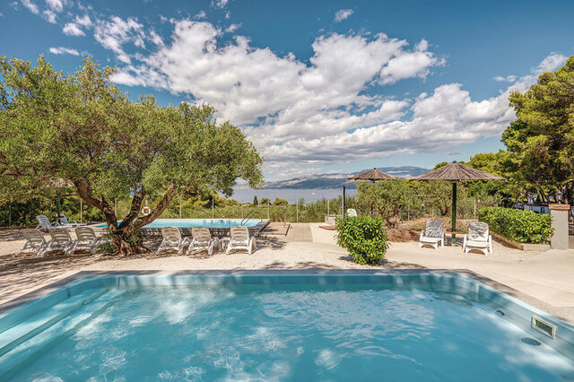 Waterman Beach Village Camp & Glamping  ★★★★