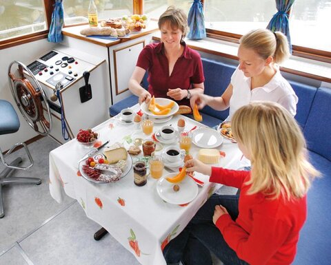 Hausbooturlaub auf der Mecklenburgischen Seenplatte Rechlin -Hafendorf Müritz